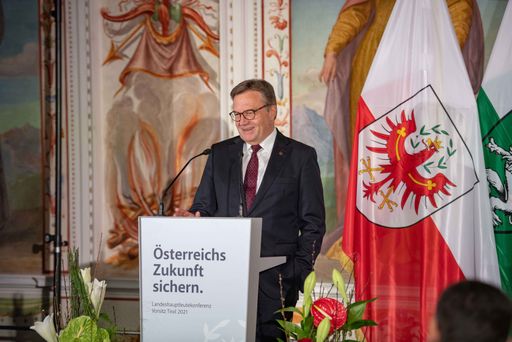 Vorschau Bild von LH Platter bei seiner Ansprache auf Schloss Ambras.