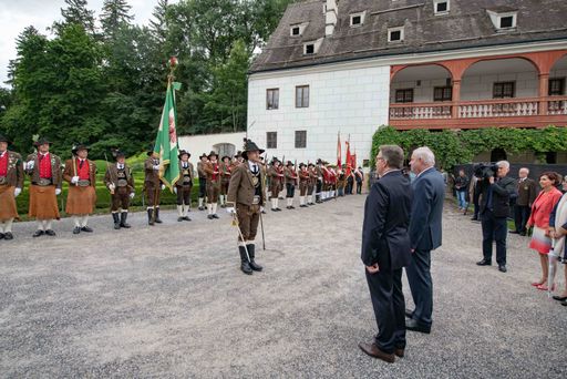 Vorschau Bild von LH Günther Platter und LH Hermann Schützenhöfer
beim Landesüblichen Empfang auf Schloss Ambras anlässlich der
Übergabe des Vorsitzes der Landeshauptleute-Konferenz von der
Steiermark an Tirol.