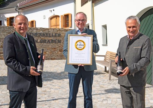 v.l.n.r.: Obmann der WINZER KREMS Florian Stöger,
LH-Stv. Stephan Pernkopf und Geschäftsführer der WINZER KREMS Ing.
Ludwig Holzer, MSc freuen sich über die beste Prämierung der
Geschichte der WINZER KREMS – Sandgrube 13 bei der IWC für den
Grüner Veltliner Kremstal DAC Reserve 2019