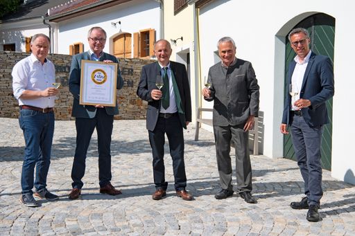Vorschau Bild von Gemeinsam wird auf den Sieg bei der International
Wine Challenge angestoßen (v.l.n.r.): Kellermeister Franz Arndorfer,
LH-Stv. Stephan Pernkopf, Obmann Florian Stöger, Geschäftsführer
Ing. Ludwig Holzer, MSc und Präsident des Bauernbunds NR DI Georg
Strasser