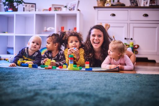  Spielend Geld verdienen - die Tagesmutter-Tätigkeit
überzeugt mit vielen Benefits