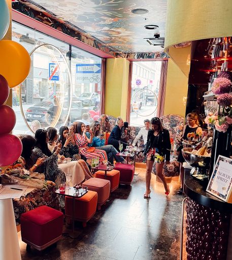 Vorschau Bild von Top-InfluencerInnen wurden bei dem VIP-Opening in
der Lamée Minibar begrüßt.