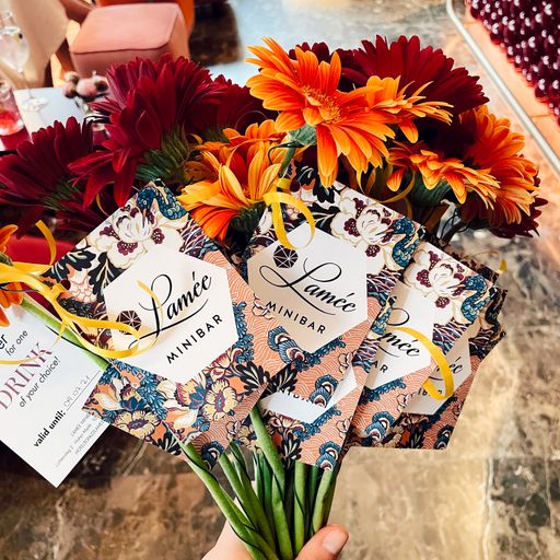 Vorschau Bild von Kleine Aufmerksamkeiten für die Gäste der Lamée
Minibar, denn Blumen machen Freude.