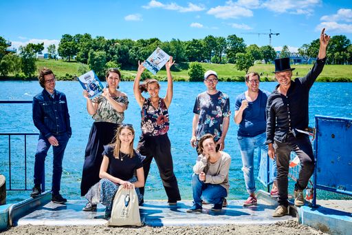  Das Team der Schatzsuche: Edition 5Haus, ASAGAN, ArchäoNOW & USUS
am Wasser.