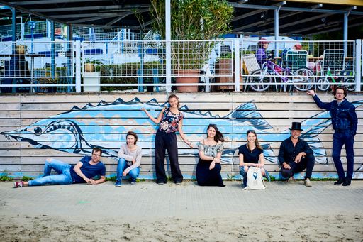 Vorschau Bild von Das Team der Schatzsuche: Edition 5Haus, ASAGAN, ArchäoNOW & USUS
am Wasser.