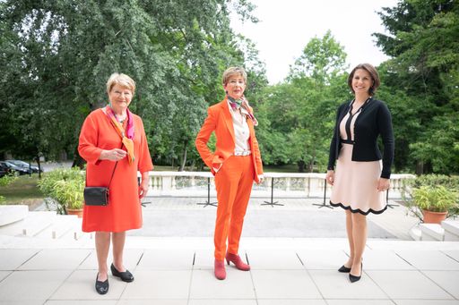 ESU-Präsidentin An Hermans,
Seniorenbund-Präsidentin Ingrid Korosec und Bundesministerin für EU
und Verfassung Karoline Edtstadler (vlnr) auf der Sommerakademie
2021.