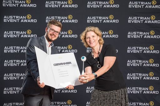 Christina Neumeister-Böck und Thomas Reischer
nehmen den Austrian Event Award - Sonderpreis Eventsicherheit für
die Biz 2020 entgegen.