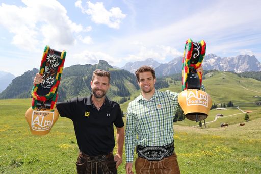 Vorschau Bild von Snowboard-Doppelweltmeister Andi Prommegger und
Ski-Vizeweltmeister Roland Leitinger ließen sich die
Almsommer-Eröffnung in der Almenwelt Lofer nicht entgehen.