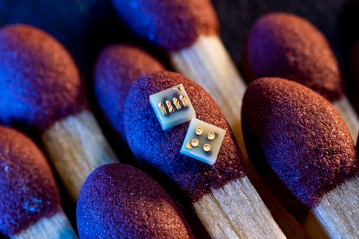 Kleiner als ein Zündholzkopf - Miniaturisierte
Leiterplatten ermöglichen die weltweit kleinste Digicam