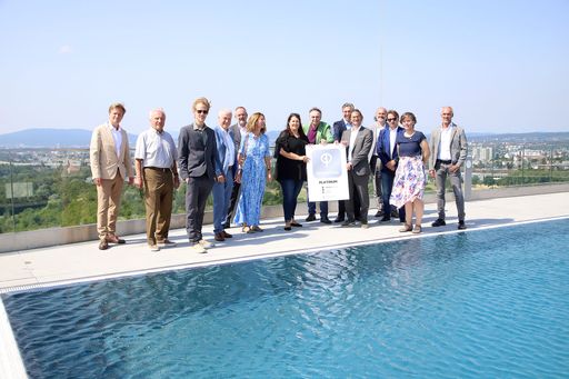 Übergabe des GREENPASS Platinum Zertifikats beim
Swimming Pool am Dach des Harry Glück Gebäudes der Wien Süd in der
Biotope City Wienerberg
