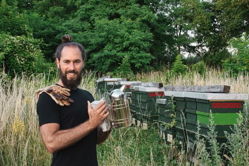  BAUHAUS Imker Simon Tötschinger bei den Bienen