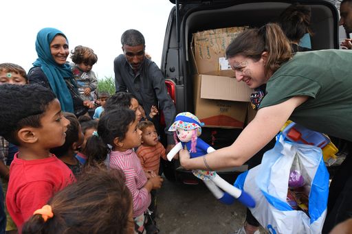 Vorschau Bild von Der Verein KARAWANE DER MENSCHLICHKEIT übergibt den
Waisenkindern aus Syrien über 12 Tonnen Sachspenden.