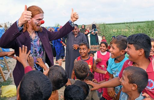 Vorschau Bild von Professionelle Clowns schenken den Waisenkindern
Lebensfreude und lassen sie so ihren schweren Alltag für kurze Zeit
vergessen.