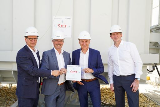 Präsident des NÖ Landtages Karl Wilfing tauft 300 Tonnen Trafo im
APG-Umspannwerk Zaya "Carlo"