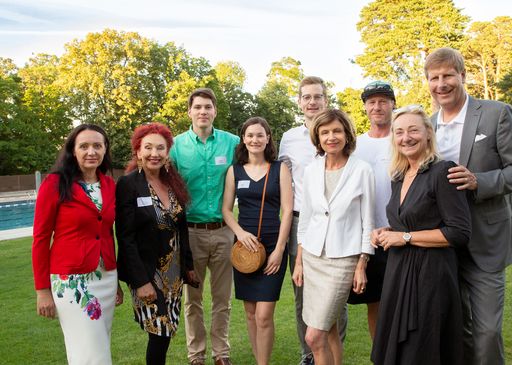 Erste Reihe v.l.: Martina Scheiber, Charlotte
Sengthaler, Victoria Spötl, Renate Danler, Barbara Kolm