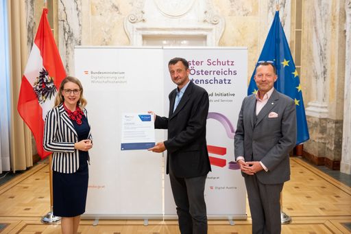  Verleihung des Ö-Cloud Gütesiegels: Bundesministerin Margarete
Schramböck, Georg Chytil (CEO next layer) & Tobias Höllwarth
(Eurocloud) (v.l.n.r.)