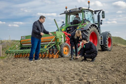 Vorschau Bild von Unternehmerfamilie Kovanda bei der Bepflanzung der
Äcker in Gerasdorf.