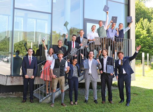 Grund zur Freude! Bei der Sponsion am 6. Juli
wurden die ersten Absolventinnen und Absolventen des Bachelors
Wirtschaftsinformatik & Digitale Transformation gefeiert. Im Bild
mit dem wissenschaftlichen Leiter des Studiengangs Manfred Mayr (im
Bild unten rechts)