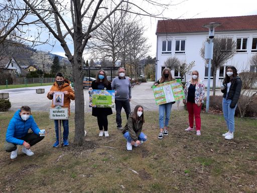  Kinder der NÖMS Payerbach beim Säen der Blumenwiese
für die Bienen.
