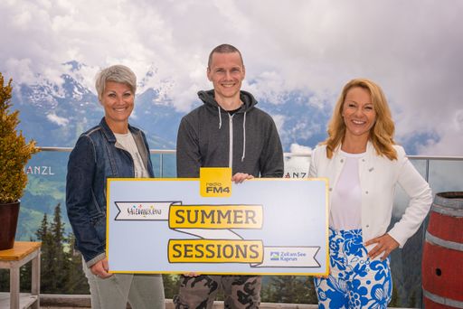 Konzertreihe von österreichischen Bands in Zell am
See-Kaprun. Eva Haselsteiner (Bereichsleitung Kampagnen- und
Partnermanagement, SalzburgerLand Tourismus), Daniel Kupka (Head of
Marketing & Communications, Radio FM4) und Renate Ecker
(Tourismusdirektorin Zell am See-Kaprun)