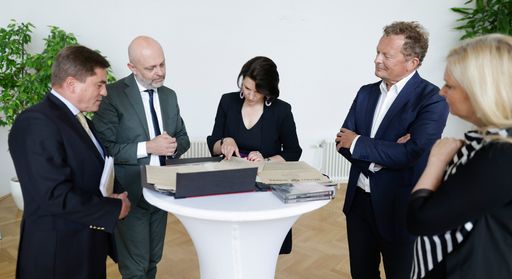 Vorschau Bild von Sichtung des historisch wertvollen Zeitdokuments
durch Bundesministerin Edtstadler