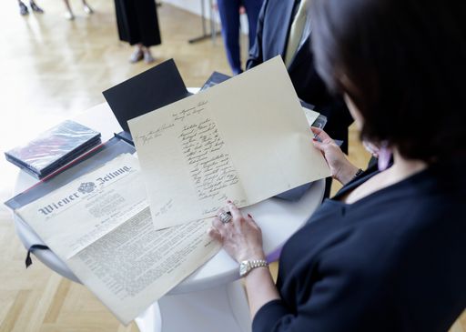 Vorschau Bild von Sichtung des Völkermanifests durch Bundesministerin
Edtstadler