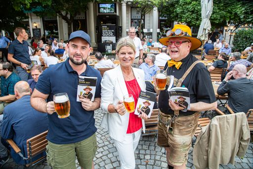 https://www.apa-fotoservice.at/galerie/25760 Im Bild v.l.n.r.:
Karl Burke/The Long Hall, Klaudia Tanner/Bundesministerin für
Landesverteidigung, Conrad Seidl/Bierpapst