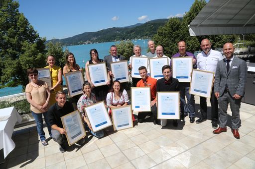 https://www.apa-fotoservice.at/galerie/25830 Mitarbeiterehrung im
PARKHOTEL PÖRTSCHACH., Das Parkhotel Pörtschach ist nicht nur ein
begehrtes Urlaubsziel, sondern auch ein attraktiver Arbeitergeber in
der Region. Der Traditionsbetrieb weiß auch, wie wichtig die enge
und gute Zusammenarbeit im gesamten Team für den Geschäftserfolg
ist. Daher zeichnet das Kärntner Unternehmen jedes Jahr
MitarbeiterInnen für ihre Treue, Motivation und ihr Engagement aus:
In feierlichem Rahmen wurden gestern 13 MitarbeiterInnen – darunter
auch Lehrlinge – geehrt.