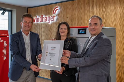  Martina Winter, Geschäftsführerin ÖQA, übergab das
Gütesiegel an die beiden Windhager Geschäftsführer Stefan Gubi (li.)
und Roman Seitweger (re.).