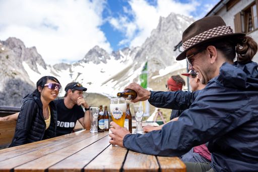Prost auf den Gipfelsieg – am besten mit
alkoholfreiem Bier wie dem Edelweiss Alkoholfrei, um die
Mineralstoffspeicher des Körpers wieder aufzufüllen.