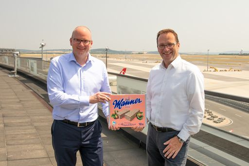 v.l. Mag. Julian Jäger, Vorstand der Flughafen Wien
und Mag. Andreas Kutil, CEO Manner