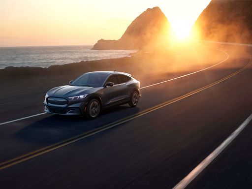 Reichweitenrekord für ein vollelektrisches Serienfahrzeug: Der
neue Ford Mustang Mach-E mit der größeren ("Extended Range") der
beiden lieferbaren Batterie-Packs und Heckantrieb ist ab sofort ein
GUINNESS WORLD RECORD-Halter, nachdem er seine Effizienz bei einer
Langstreckenfahrt vom Nordosten in den Südwesten der britischen
Insel demonstriert hat.