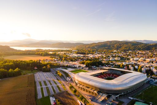Fußballsensation in Klagenfurt: Am 08. August wird
Kärnten zahlreiche Fußballstars im Wörthersee Stadion in Klagenfurt
im Rahmen ihrer Vorbereitungen auf die Saison erleben können. Man
darf sich auf Spieler wie Toni Kroos, Luka Modric, Eden Hazard und
David Alaba im Dress der „Königlichen“ sowie Zlatan Ibrahimovic,
Theo Hernandez und Simon Kjaer von AC Milan freuen.