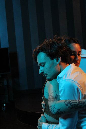 Vorschau Bild von Andreas Lechner, „The Ghost And The
Machine"-Mastermind, begründet mit seinen poetischen Lyrics, seinem
einzigartigen Resonator-Gitarrenstil und künstlerisch inspirierenden
Inhalten „Dark Academia Pop". „Ich wollte schon lange einen Song
über Neuanfänge machen, wie schmerzlich sie sind und gleichzeitig
wie sehr wir sie brauchen, gerade jetzt. Und gleichzeitig einen
Lobgesang auf menschliche Beziehungen, auf Körperkontakt nicht als
etwas Unangemessenes, sondern als essentieller Teil unserer
Existenz”, meint Andreas Lechner zu seiner Single „20 Miles high"