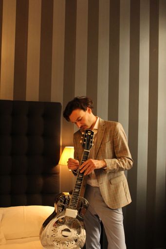  Andreas Lechner, „The Ghost And The
Machine"-Mastermind, begründet mit seinen poetischen Lyrics, seinem
einzigartigen Resonator-Gitarrenstil und künstlerisch inspirierenden
Inhalten „Dark Academia Pop".