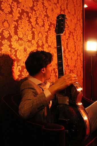 Vorschau Bild von Andreas Lechner, „The Ghost And The
Machine"-Mastermind, begründet mit seinen poetischen Lyrics, seinem
einzigartigen Resonator-Gitarrenstil und künstlerisch inspirierenden
Inhalten „Dark Academia Pop".