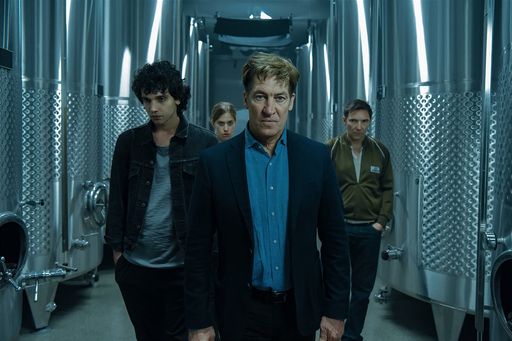 Im Netz der Camorra - l. Enzo Alto (Nicolas Orzella), 2.v.l.
Fabricia Bianchi (Tea Falco), M. Matteo DeCanin (Tobias Moretti), r.
Rivaldo Fernadi (Max Malatesta)