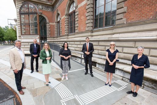  https://www.apa-fotoservice.at/galerie/25818 Im Bild v.l.n.r.:
Burghauptmann Reinhold Sahl, MAK-Generaldirektor Christoph
Thun-Hohenstein, Bundesministerin Margarete Schramböck, Kunst- und
Kulturstaatssekretärin Andrea Mayer, Bezirksvorsteher Markus Figl,
Teresa Mitterlehner-Marchesani, wirtschaftliche Geschäftsführerin
des MAK und Architektin Susanne Zottl