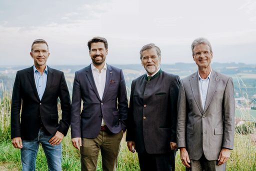  Nach 43 erfolgreichen Jahren zieht sich Mag.
Gerhard Fessl aus der operativen Geschäftsführung von SONNHAUS
zurück und betreut künftig ausschließlich Agenden der Holding mit.