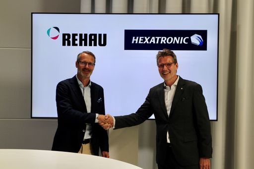  Dr. Roger Schönborn, Leiter der Division Building
Solutions innerhalb der REHAU Gruppe (rechts) und Henrik Larsson
Lyon, CEO der Hexatronic Gruppe (links)