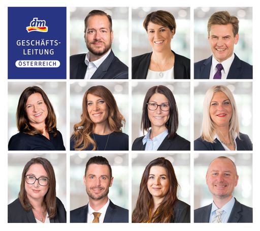 von links nach rechts und oben nach unten: Harald
Bauer (Geschäftsführung), Petra Mathi-Kogelnik (Geschäftsführung),
Thomas Köck (Geschäftsführung), Verena Eder (Regionsleitung), Andrea
Hiotu (Regionsleitung), Silvia Auer (Regionsleitung), Hannelore
Weihrauch (Regionsleitung), Kerstin Ebenführer (Ressortleitung
Mitarbeiter), Christian Freischlager (Ressortleitung Marketing und
Einkauf), Petra Gruber (Ressortleitung Marketing und Einkauf),
Michael Cermak (Ressortleitung Expansion)