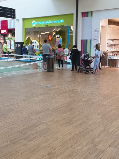  Vor den Reisebüros musste man Anfang des Sommers
oft länger warten.