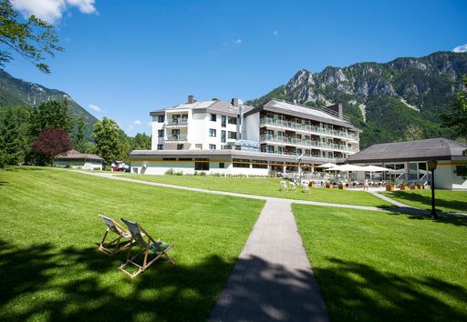 Vorschau Bild von Parkhotel Hirschwang, Blick aus dem Park auf das
Hotel