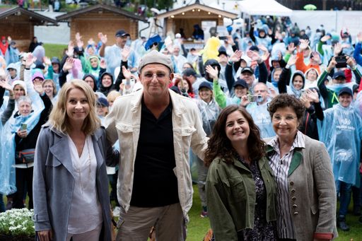 Natalie O'Hara, Hans Sigl, Ronja Forcher und Monika
Baumgartner beim Bergdoktor-Fantag 2021 in Scheffau am Wilden
Kaiser.
