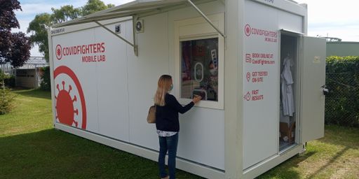 Vorschau Bild von Der Covitainer ist ein mobiles Hochleistungslabor.
Vor Ort werden PCR- Tests genommen und gleich im Labor - ohne
Transportwege- analysiert.