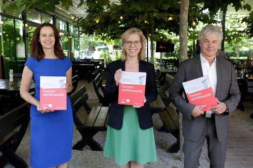  https://www.apa-fotoservice.at/galerie/25906 Wien. Foto
v.li.na.re: Dr.in Sophie Karmasin (Karmasin Research & Identity
GmbH); Klimaschutzministerin Leonore Gewessler (Inhaberin); Ingmar
Höbarth (Klima- und Energiefonds Geschäftsführer)