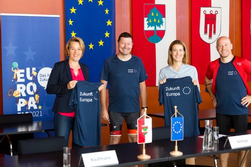 https://www.apa-fotoservice.at/galerie/25860 Dornbirn, 19.7.2021
APA Pressegespraech im Rathaus Dornbirn, Vertretung der Europäischen
Kommission in Österreich, am Podium Claudia Gamon, Bgm. Andrea
Kaufmann, Martin Selmayr, Paul Schmidt.