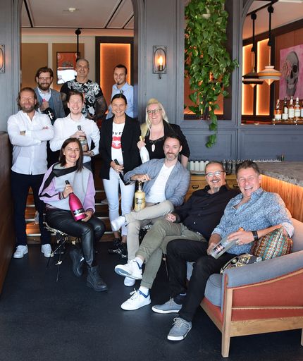 Vorschau Bild von Das neue Team der Bevarage Company rund um die Geschäftsführer
Marco Bachler & Martin Peer (v. r. sitzend)