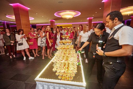 Vorschau Bild von Um auf die 20 erfolgreichen Jahre von seminargo und
die gute sowie professionelle Zusammenarbeit mit den Partnern
anzustoßen, gab es als Überraschung eine Champagnerpyramide.