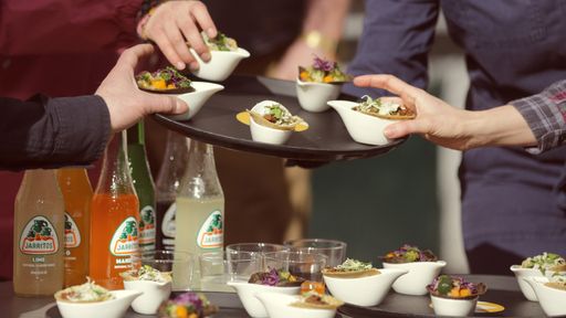 Vorschau Bild von TeilnehmerInnen einer Gusto Guerilla-Tour verkosten
Kostproben.